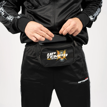 Model nosi Hip-Bag UPTEMPO Fiery – czarny