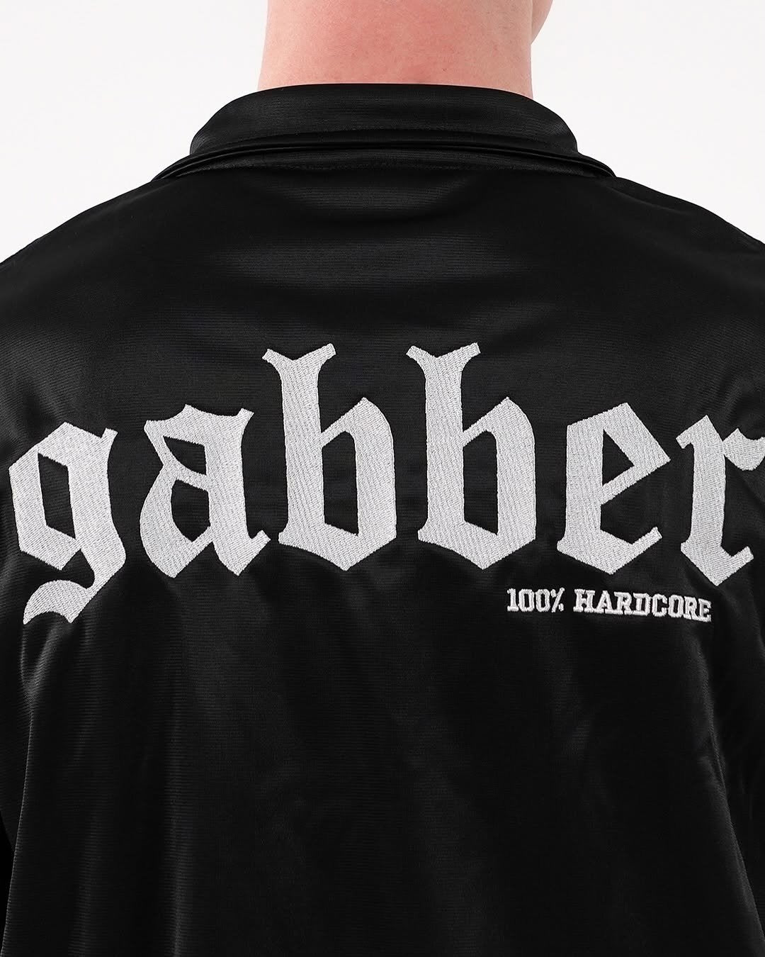 Model nosi Track Jacket 100% Hardcore Gabber – czarna