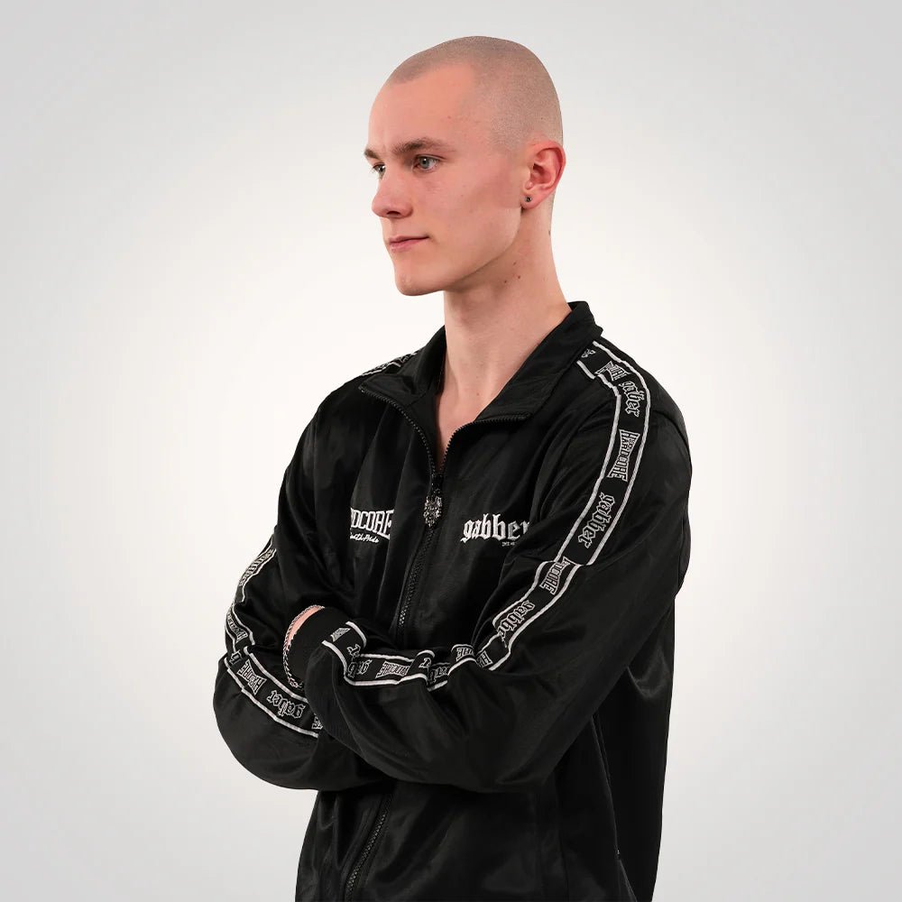 100% Hardcore x CODE 69 Trainingsjack 25 Jaar Streetwear | Zwart | Gabber Unisex Zwart beperkte oplage, zwart, XL 100% Hardcore x CODE 69 Trainingsjack 25 Jaar Streetwear | Zwart | Gabber Unisex Zwart beperkte oplage, zwart, XL